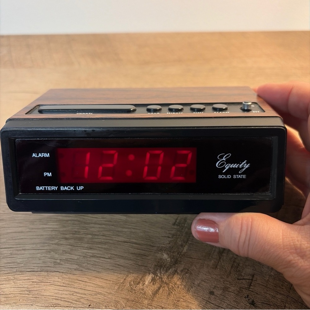 VTGEquity Solid State Alarm Clock Model 1016 Red Display Woodgrain *TestedWorks* - Picture 2 of 5